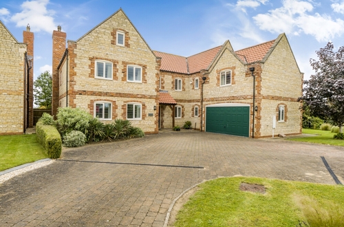 Willow Lane, Cranwell Village